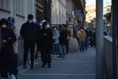 Foto 4 - Vuelven las colas en la calle Valencia para acceder a los test de antígenos gratuitos para personas con síntomas de coronavirus